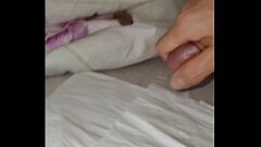 播放 孤独猛男的 X 级独奏:充满精液的床单!