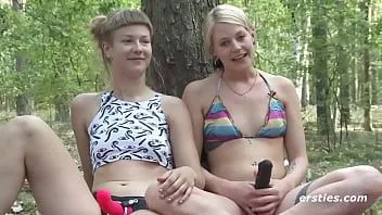 Oynat Lezbiyen babes kullanım bir kayış üzerinde açık havada