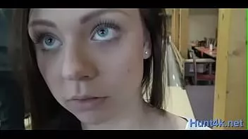 play Donga este supt cu pasiune de o fetiță apetisantă