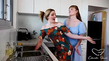 Oynat Laney, eli lavaboya sıkışmışken Charlie'nin amını yer ve onun insafına kalır.