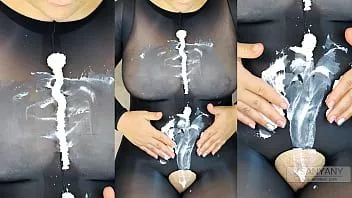 Redare Mă joc cu frișcă într-un body de nailon și duș mai târziu)