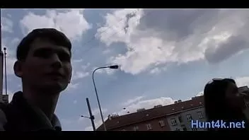 Reproducir Eje entra twat de un adolescente de pelo castaño excitado