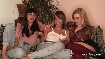 Reproducir Ersties: nena americana graba su primer video de sexo lésbico