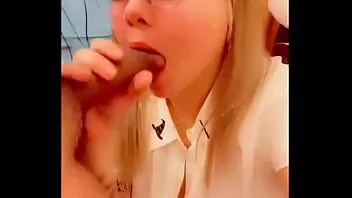 play Annem diğer odadayken üvey babam beni sikiyor