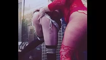 play Una perra con medias rojas y una perra follada por un gran culo