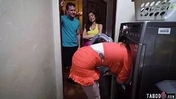 播放 继妹和继子发现妈妈被困在烘干机里玩游戏