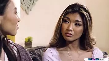 播放 18yo 亚洲被娇小的 19yo facesitt