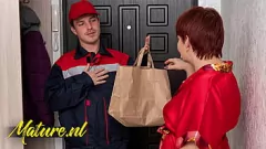 Afspelen De speeltjeslevering van MILF Nadine Keddo eindigt in een met sperma gevuld geschoren poesje