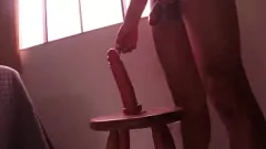 play L'allenamento in solitaria diventa intenso con un dildo sovradimensionato