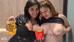 play Starurile porno lesbiene devin sălbatice în restaurantul cu fast-food
