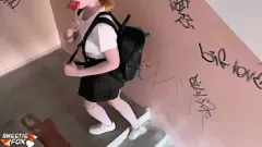 Jouer Une ado rousse à gorge profonde se fait couvrir d'éjaculation