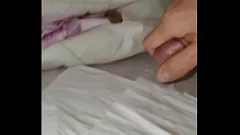 播放 孤独猛男的 X 级独奏：充满精液的床单！