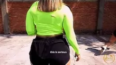 Riproduci Curvy Lesbians Latina Kylei Ellish e Linda Clauss che schizzano nella Sauna