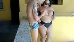 Odtwórz Chubby BBW ssanie dużego kutasa na basenie imprezy porno