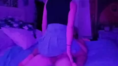 Odtwórz Slutty Girl jeździ twardym kutasem i dostaje niechlujną kremową