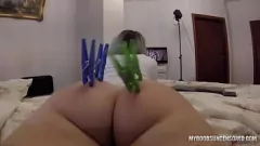 تشغيل POV ASS PLAY مع الضرب الشديد والملابس أوتاد العمل على غنيمة أوروبية مثالية