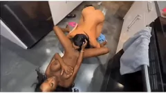 Abspielen Naomi Foxxx & Tatianas dampfende interracial lesbische Begegnung in der Küche