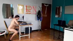 Riproduci Dea nuda dell'ufficio Regina Noir: la segretaria formosa espone tette, culo e figa